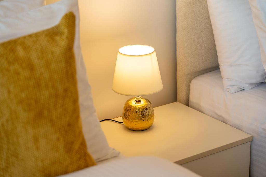 Chalet Homes - LUX New Studio With 2 Double Beds in Downtown Dubai客房内的一张或多张床位