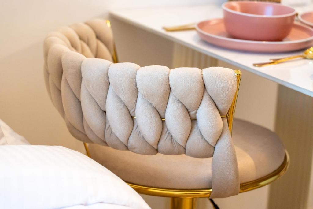 Chalet Homes - LUX New Studio With 2 Double Beds in Downtown Dubai的休息区
