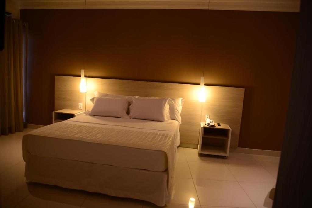 热基耶Granterrara Hotel的一间卧室配有一张大床和灯光
