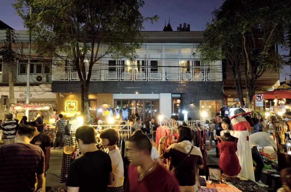 清迈Khunluang Hostel的一群人晚上在市场里走来走去