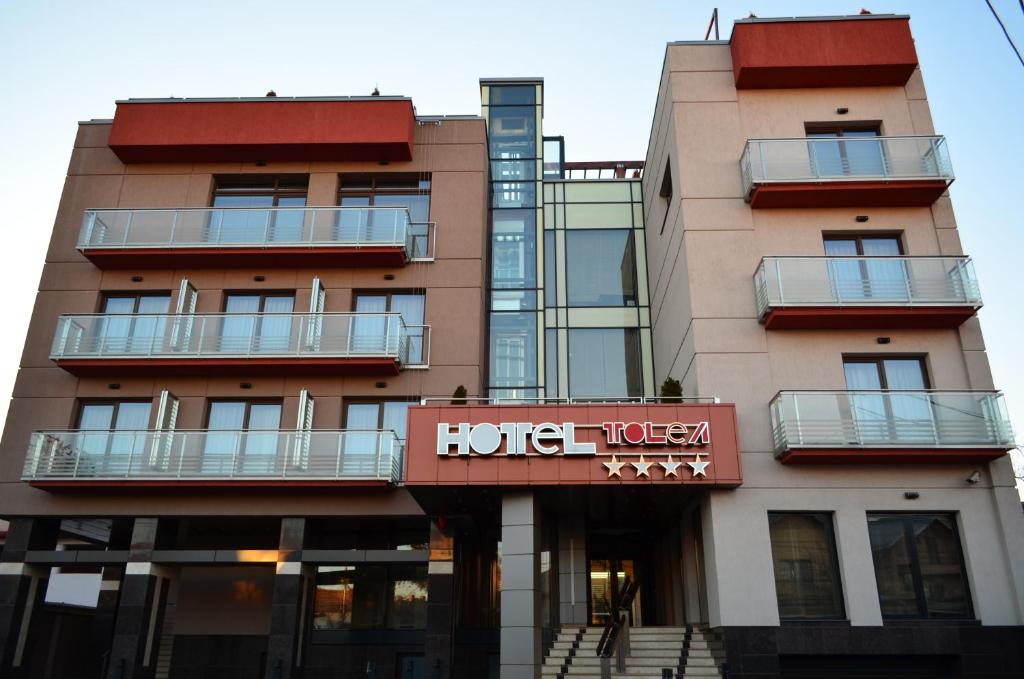 特尔戈维什泰Hotel Tolea的建筑一侧有标志的酒店