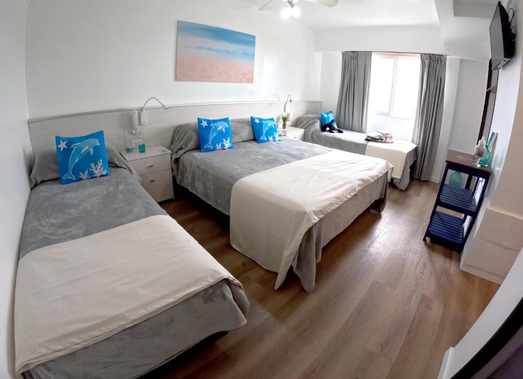 圣克莱门特雷图尤Hotel Solmar的有两张床和一张桌子的酒店房间