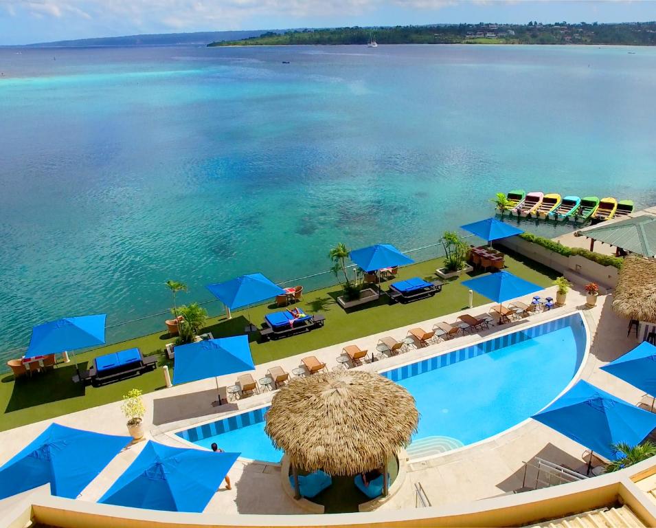 维拉港格兰德酒店及赌场的享有度假村游泳池的空中景致