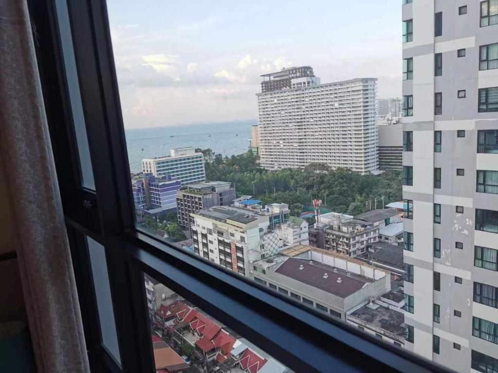 芭堤雅市中心景观或在公寓看到的城市景观