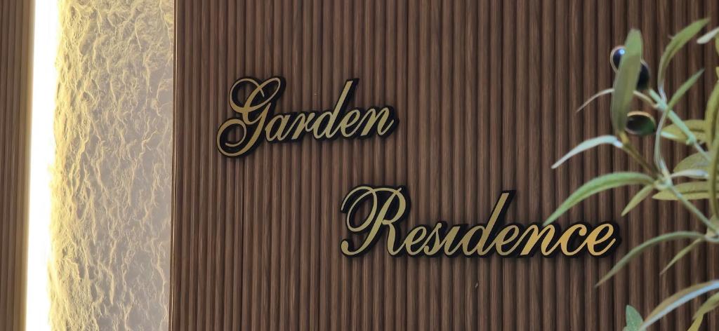 迪拜Garden Residence的一本写着“jurerresurance”字样的书