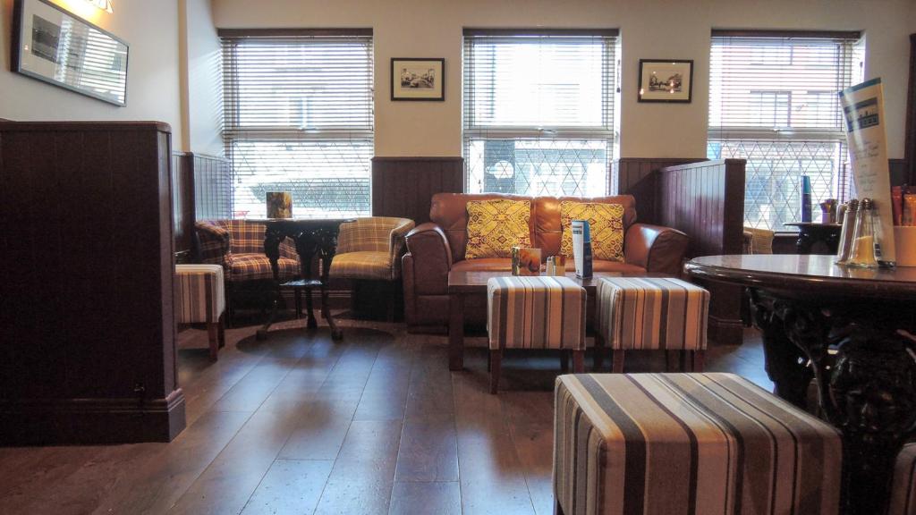 克莱尔莫里斯达尔顿酒店的客厅配有沙发和桌子