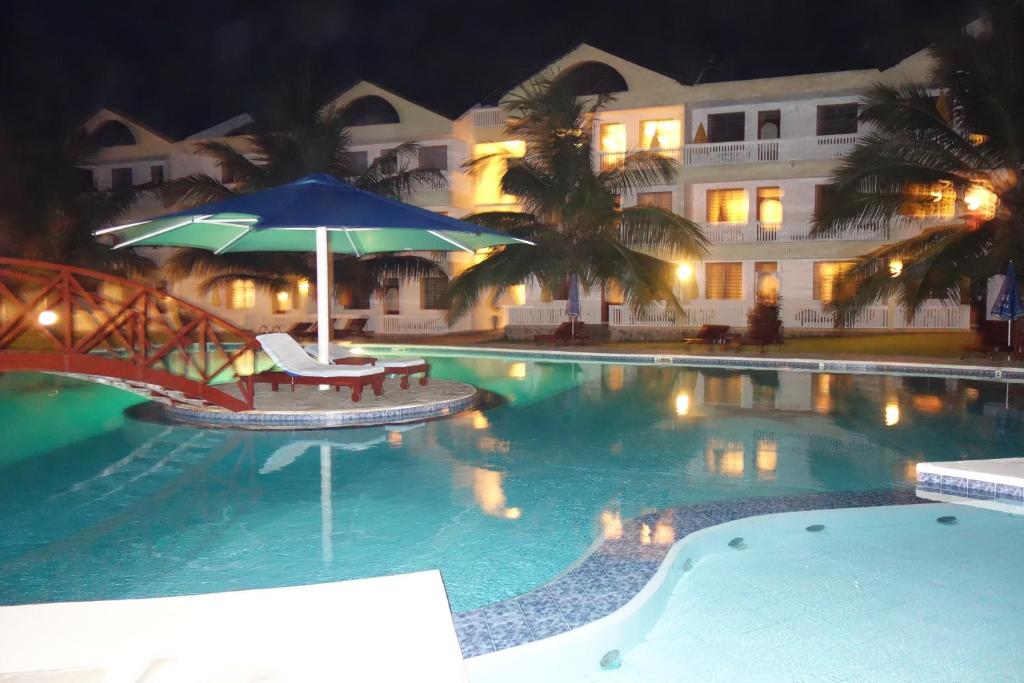 迪亚尼海滩Morning Star Diani的一个带桌子和遮阳伞的游泳池