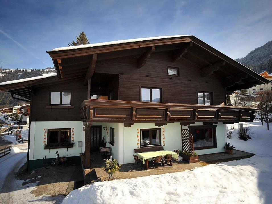伊特尔乔希布里克法米利隆格酒店的小木屋,带雪地门廊