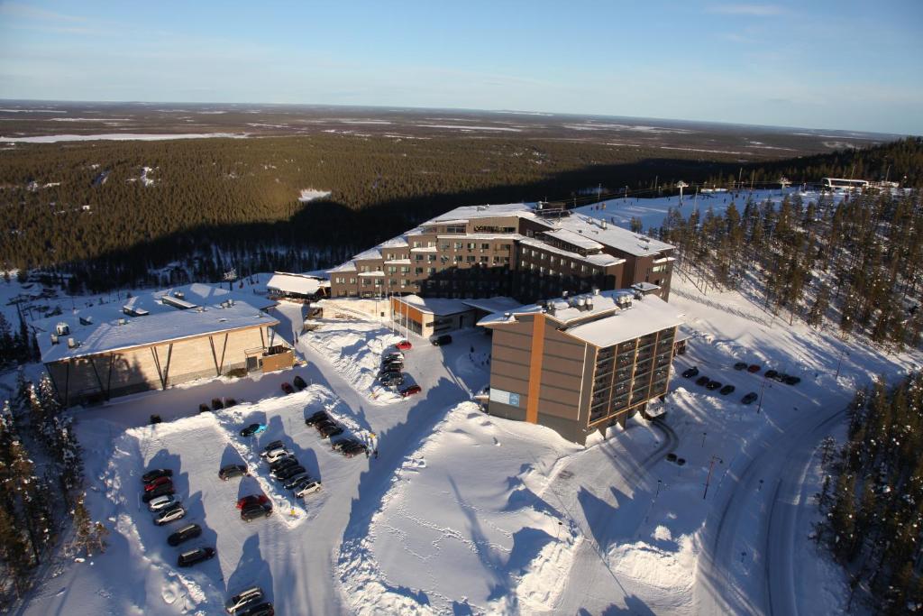 列维Hotel Levi Panorama & Levi Chalets的雪中酒店空中景观