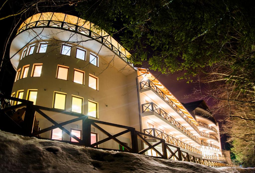 斯克拉斯卡波伦巴Hotel EUROPA - Górnicza Strzecha的一座晚上亮着灯的建筑
