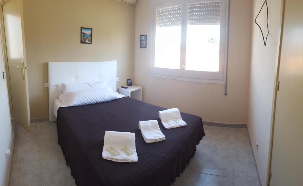 卡斯特尔德费尔斯Hotel Beach Playa的一间卧室配有一张床,上面有两条毛巾