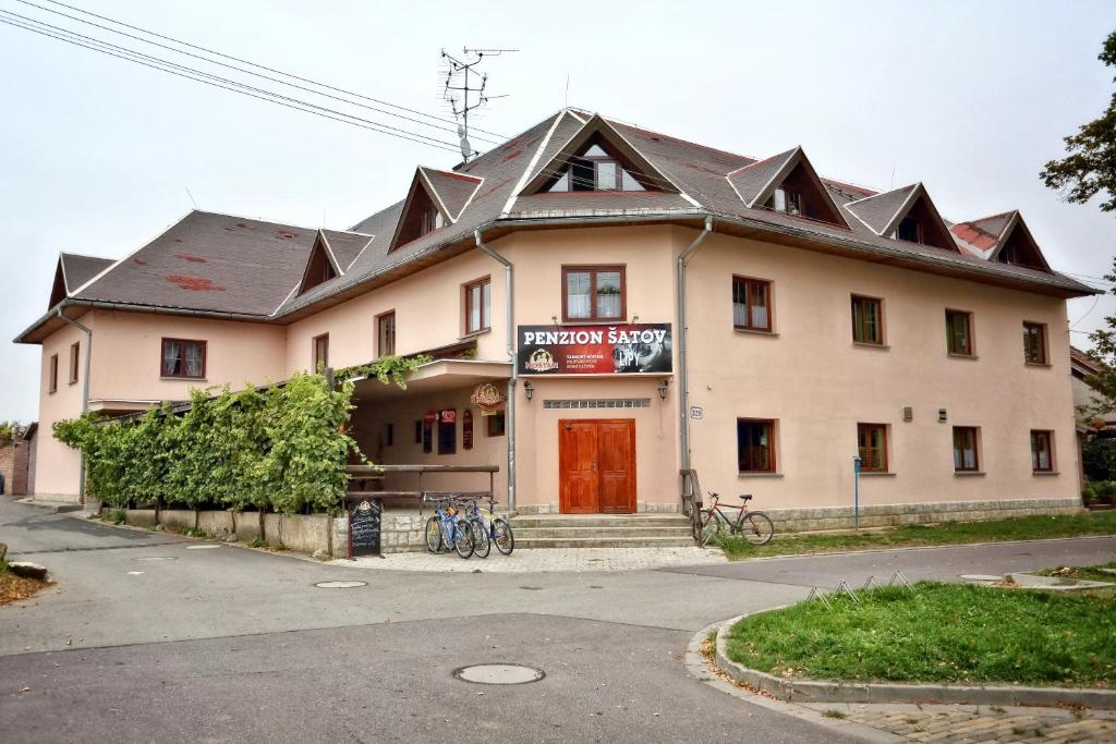 沙托夫萨托斯科酸橙旅馆的一座建筑前面停放着自行车