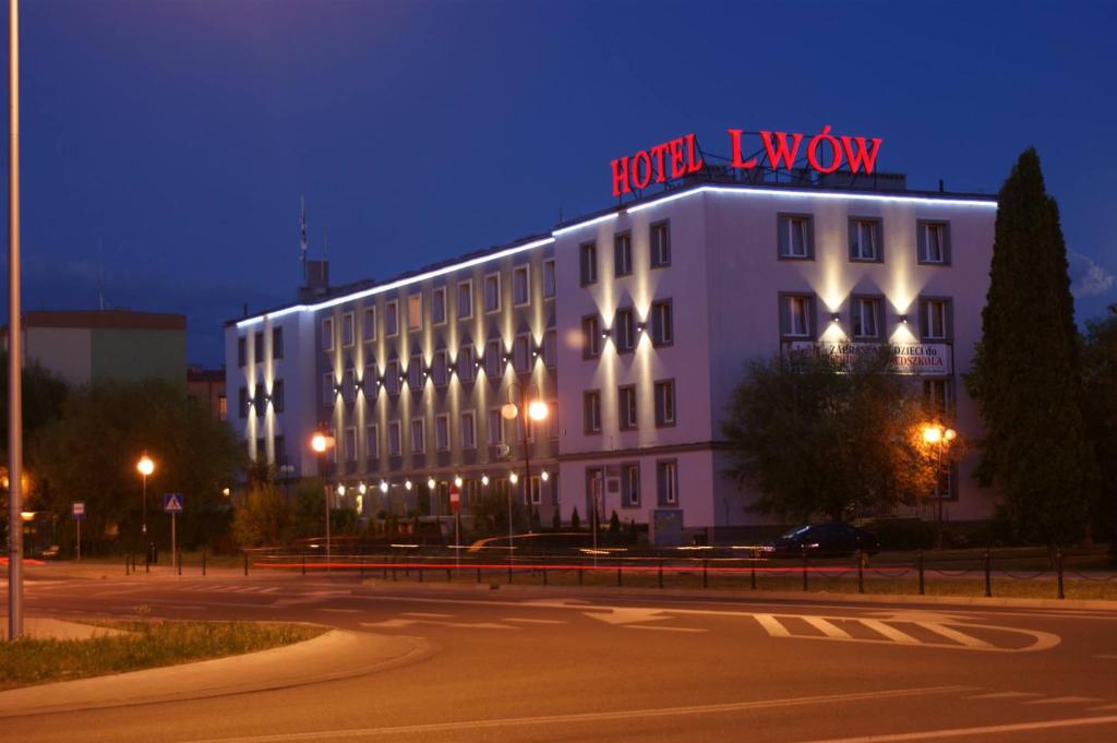 海乌姆利沃夫酒店的上面有 ⁇ 虹灯标志的白色建筑