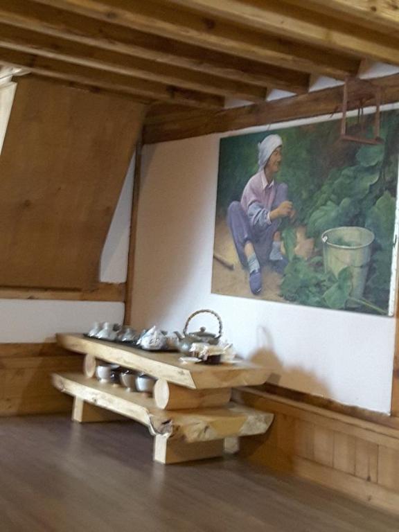 庆州耶陶尔韩屋旅馆的墙上挂着一幅画作的男人的房间