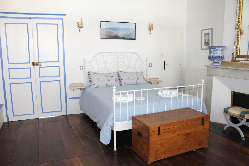 圣吉隆L'Enclos des Jacobins的卧室配有白色的床和壁炉