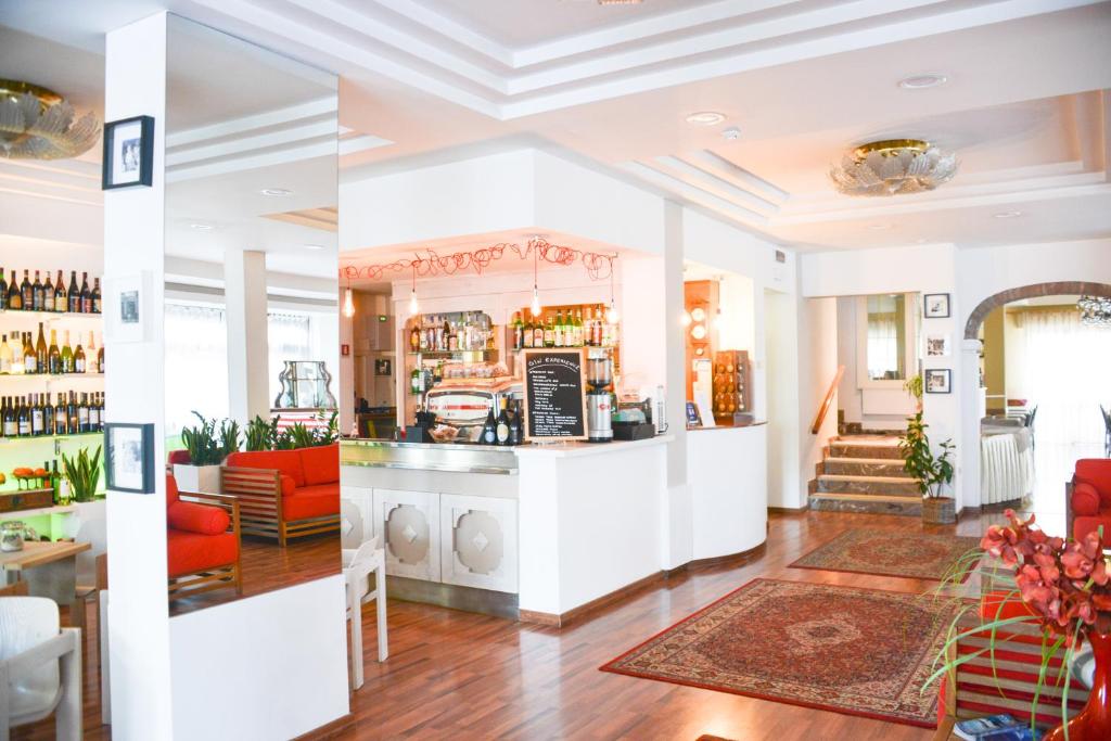里乔内沃尔吉流斯酒店的一间位于客房中间的带酒吧的餐厅