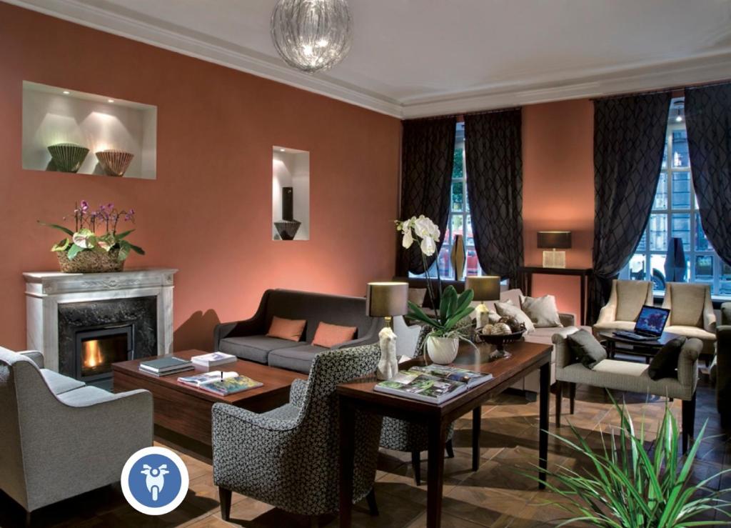 都灵贝斯特韦斯特皮耶蒙缇斯酒店的客厅配有家具和壁炉