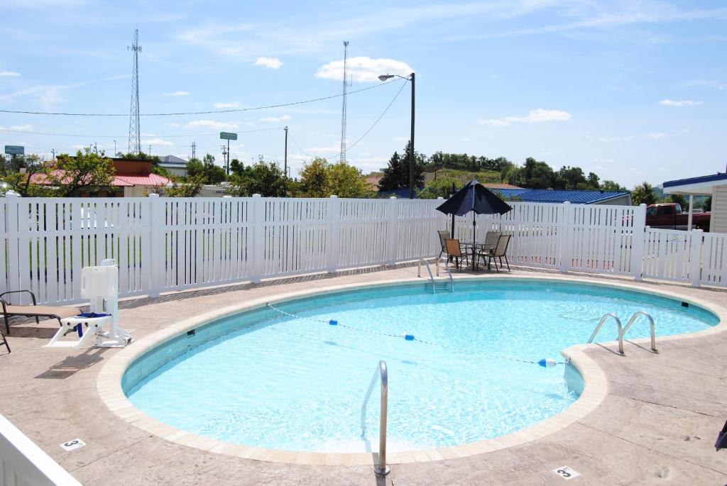 圣克莱尔斯维尔美洲最佳价值酒店 - 圣克莱尔维尔/慧玲酒店的一个带白色围栏的大型游泳池