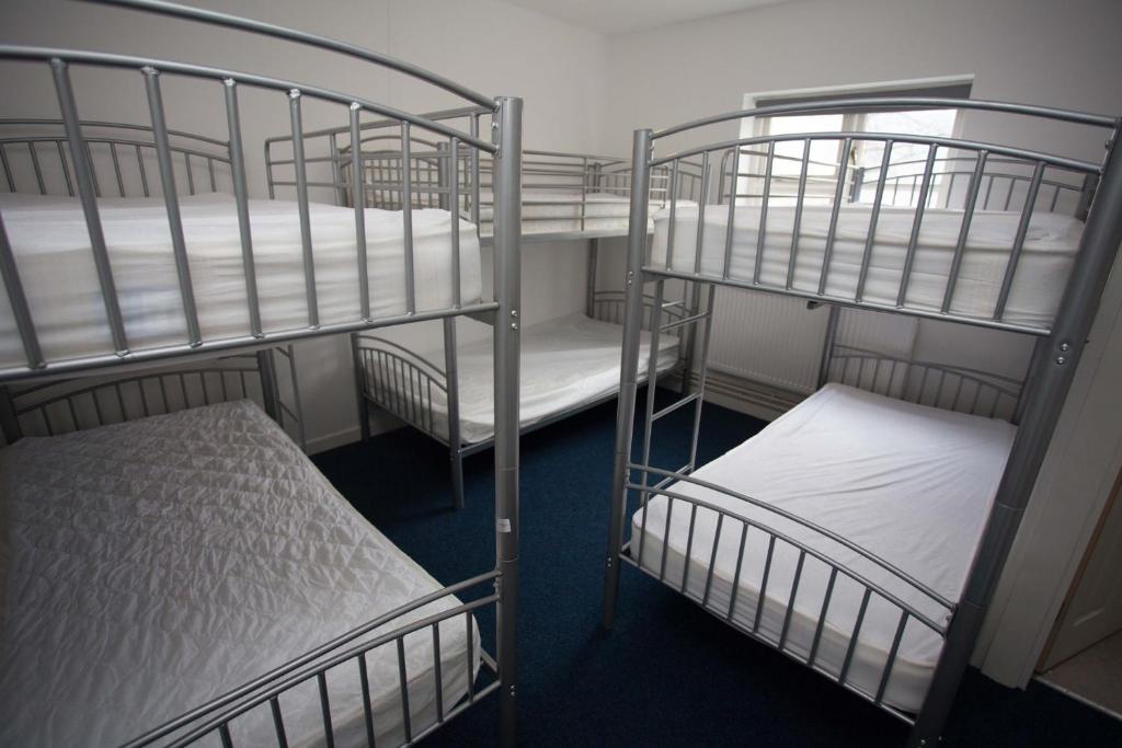 兰贝里斯高地简易旅舍的一间房间,设有三张双层床