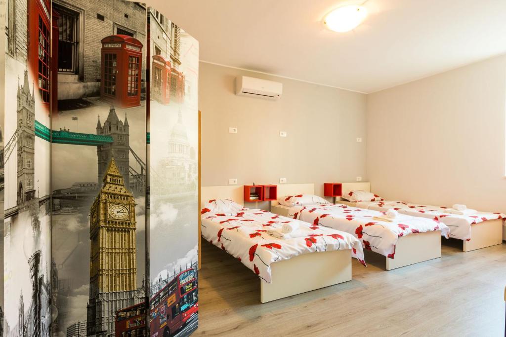 扎达尔夕阳旅馆的一间设有四张床的房间和一张大贝恩壁画