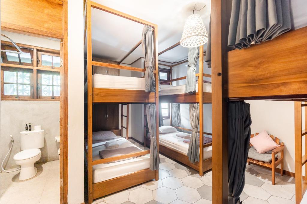 库塔Interconnection Hostel的带卫生间的客房内的两张双层床