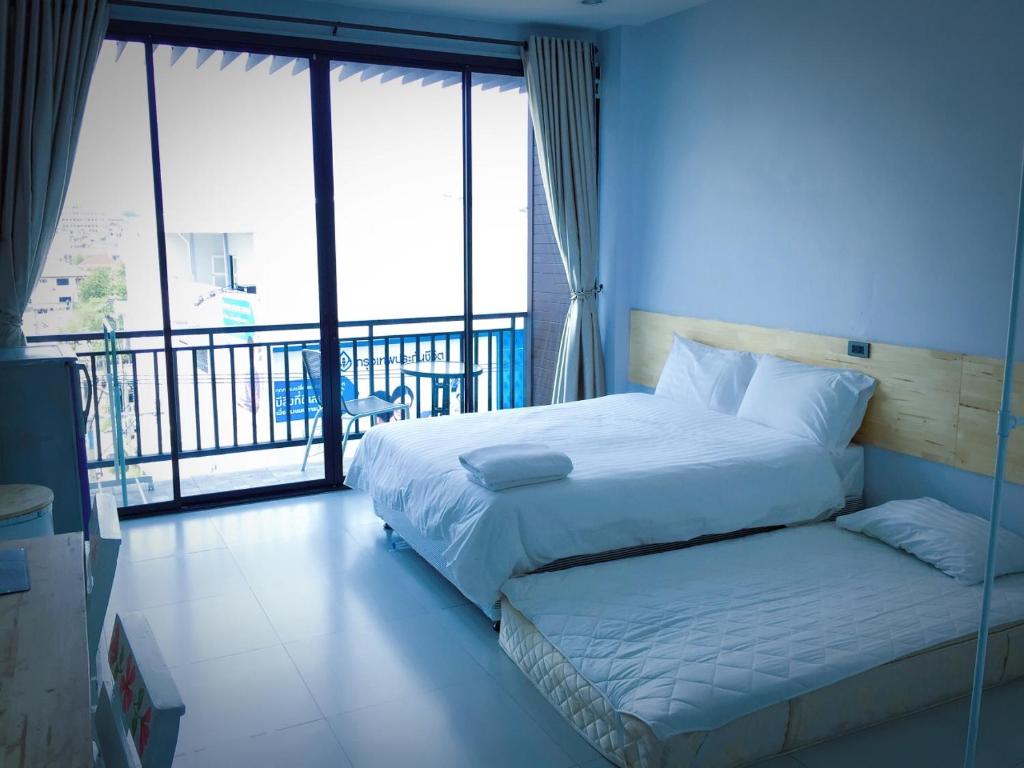 清迈琳拉达阁楼公寓的一间卧室设有一张大床和一个阳台