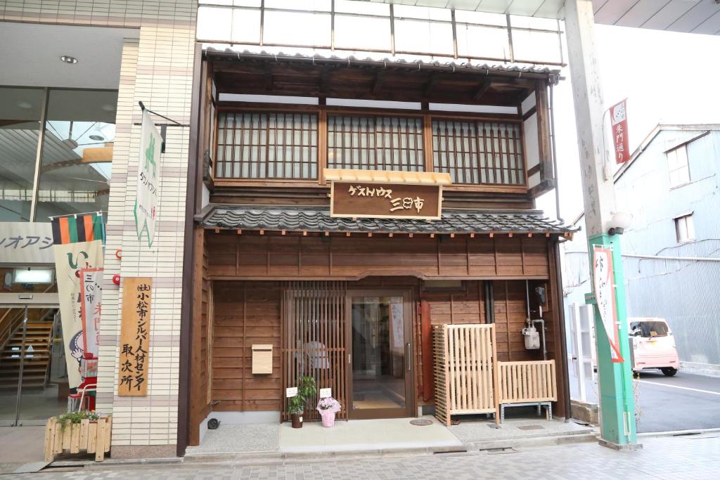 小松市三日市宾馆的前面有标志的建筑