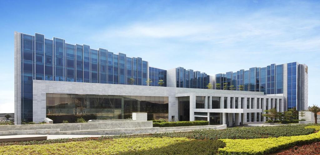 德瓦纳哈利-班加罗尔班加罗尔泰伊酒店的一座大型办公楼,有很多窗户