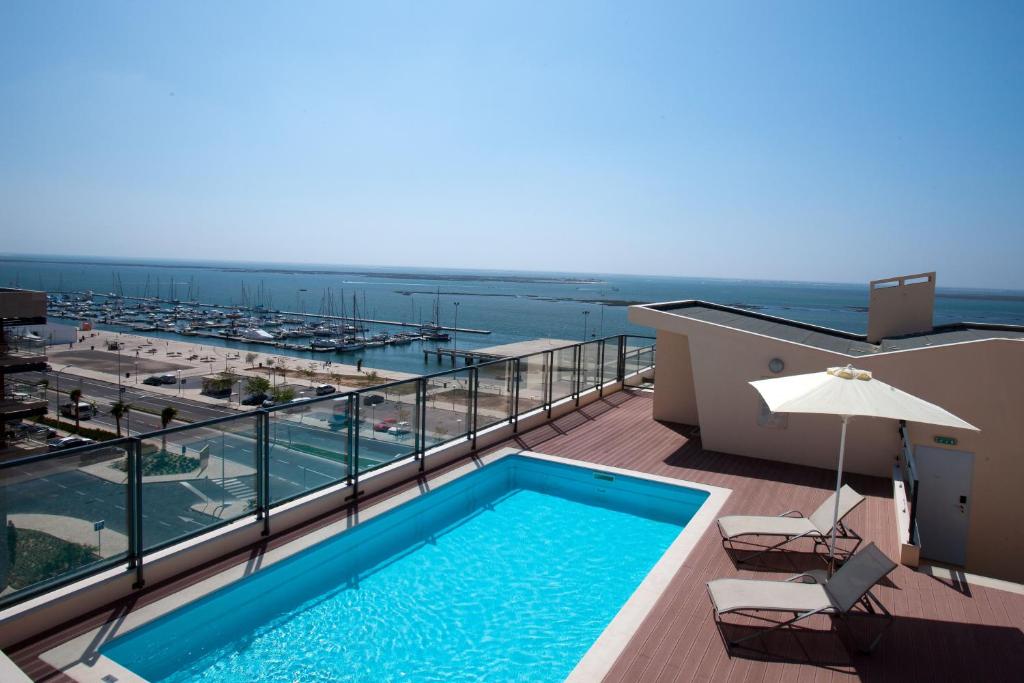 奥良瑞尔玛丽娜滨海酒店的海景阳台上的游泳池