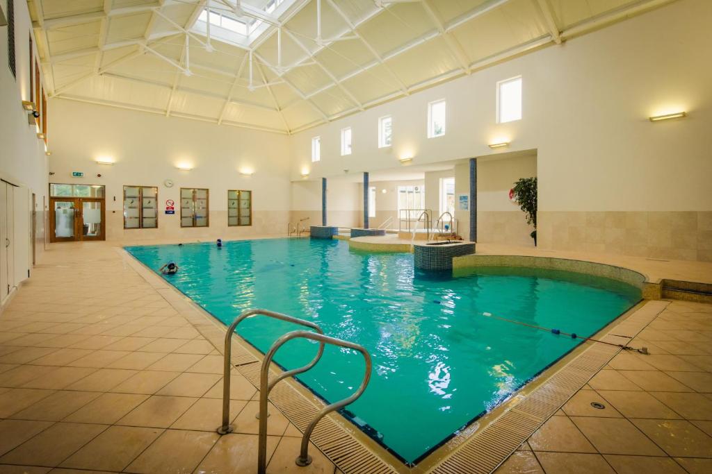 索兹罗根镇酒店及乡村俱乐部的大型建筑中的大型游泳池