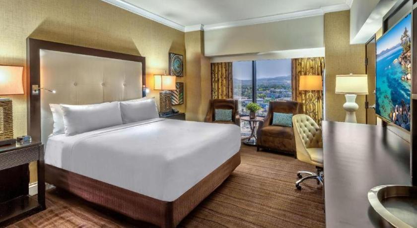 里诺Atlantis Casino Resort Spa的房间里有一张白色大床的卧室