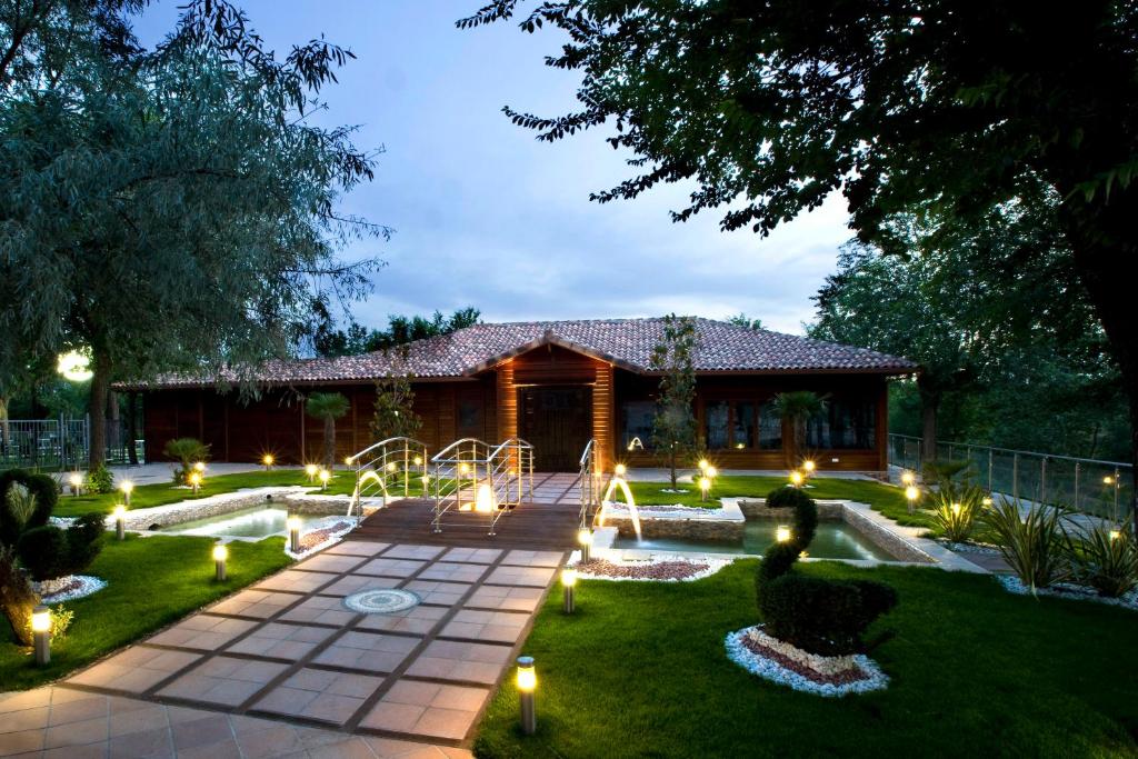 阿尔甘达·德尔·雷伊斯奎尼亚酒店的房屋前有灯光的花园