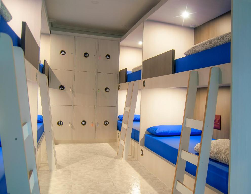 菲尼斯特雷Albergue Oceanus Finisterre的一间设有蓝色双层床的客房