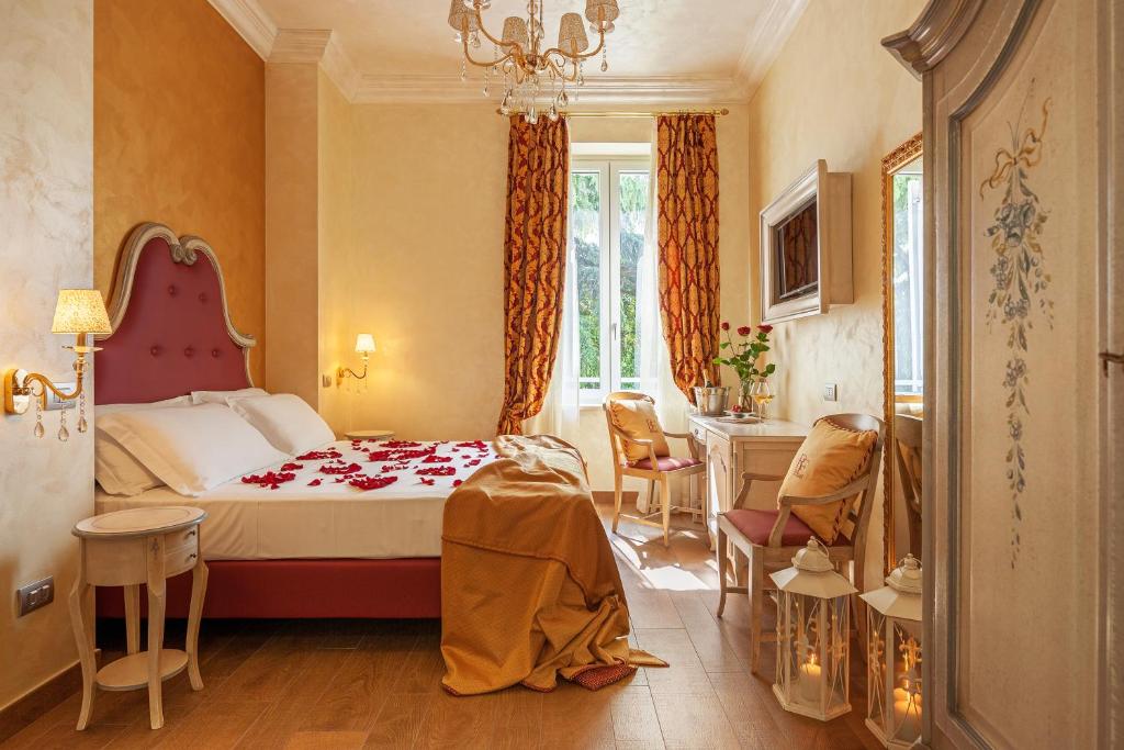 维罗纳帝国旅馆的卧室配有一张床和一张桌子及椅子