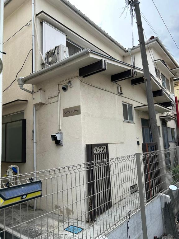 东京ハイツドリーム梦想小屋的一栋挂着“akari”标志的房子