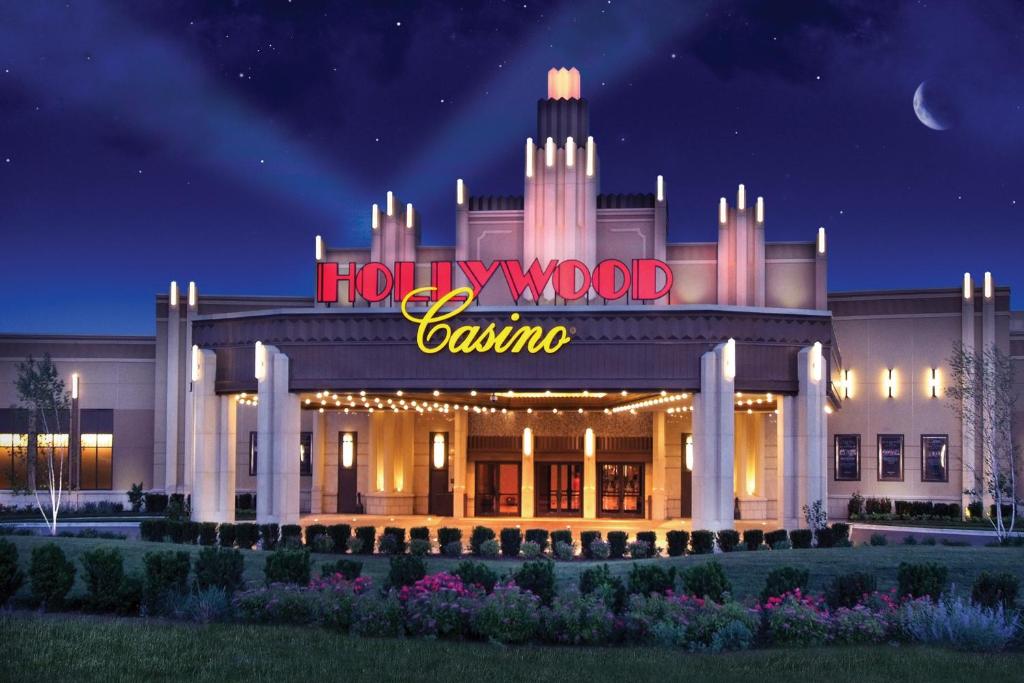 乔利埃特乔利埃特好莱坞赌场酒店的一家有好莱坞赌场读书标志的酒店