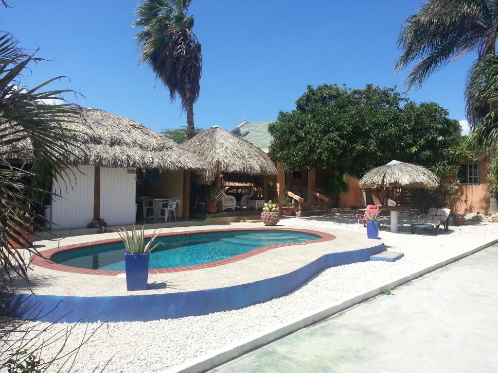 棕榈滩Villa Punta Salina的房屋前的游泳池