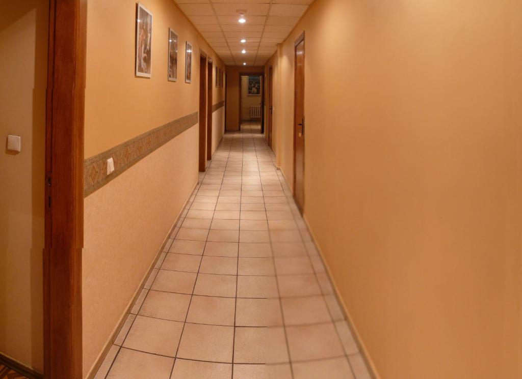 维尔纽斯nakvinės namai Mano kelias的大楼内铺着瓷砖地板的长走廊