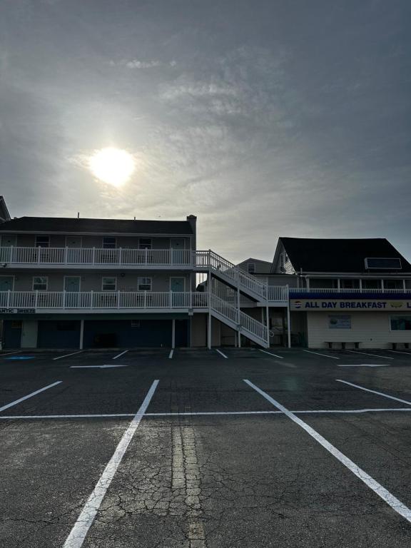 大洋城Atlantic Breeze Motel &amp; Apartments的建筑物前的空停车场
