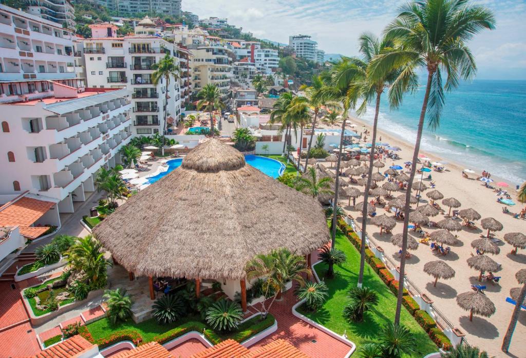 巴亚尔塔港巴亚尔塔港热带花园酒店的享有海滩的空中景致,配有遮阳伞和海洋