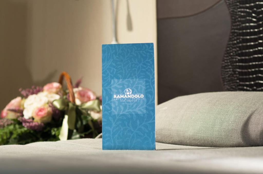 乌迪内Hotel Residence Ristorante Ramandolo的花束旁的蓝色标志