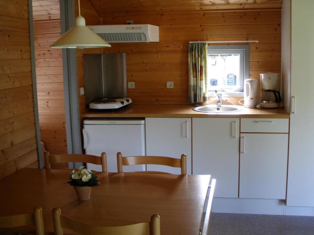瓦埃勒瓦埃勒市露营酒店的一个带桌子和水槽的小厨房