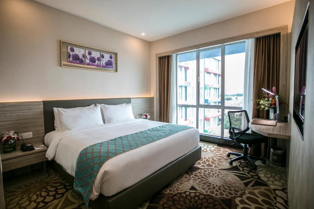 新山新山V8酒店的酒店客房设有一张床和一个大窗户