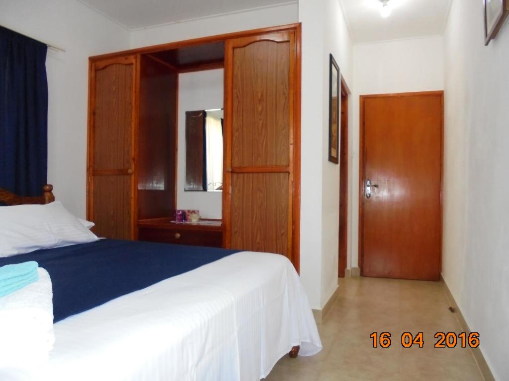 昂斯布瓦洛Villa Bethlehem Self-Catering的一间卧室配有一张床和一扇木门