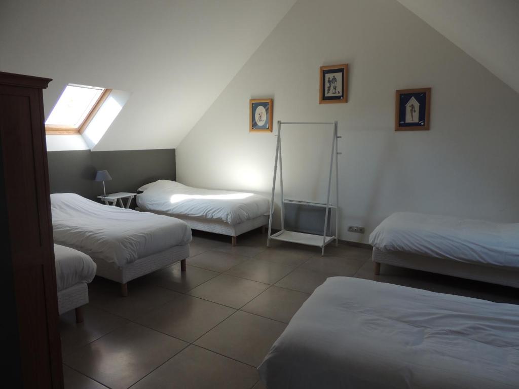 Juigné-sur-Loire杜穆尼耶旅舍的一间设有两张床和镜子的房间