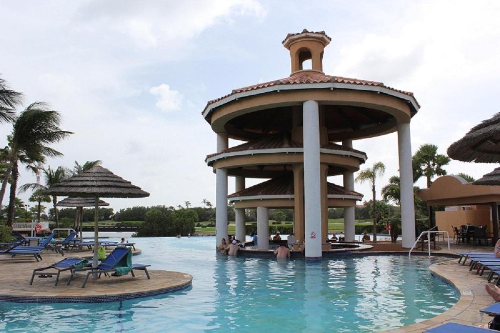 棕榈滩Divi One Bedroom的水中塔的度假胜地的游泳池