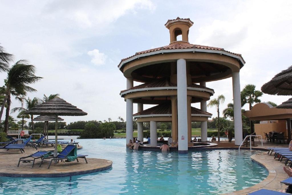 棕榈滩迪威一室公寓度假村的水中塔的度假胜地的游泳池