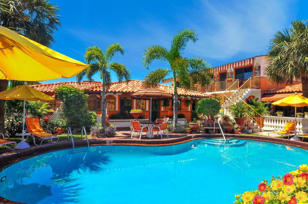劳德代尔堡蓝色海洋庭院酒店的棕榈树屋前的游泳池