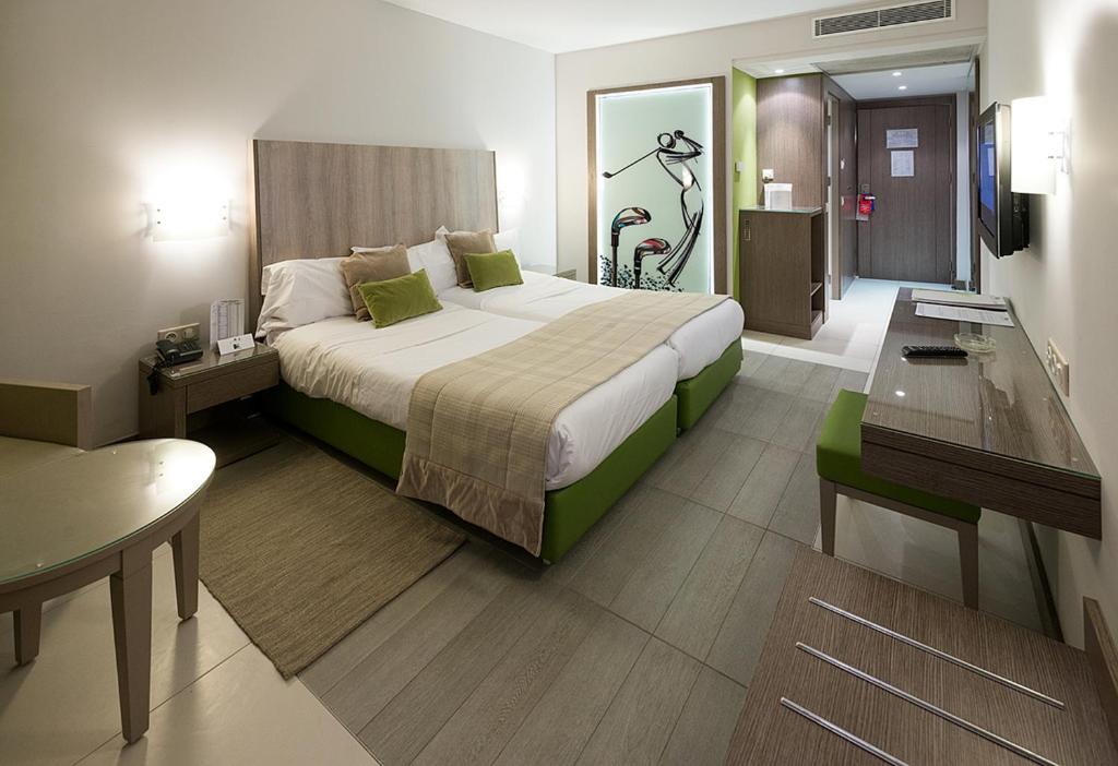 突尼斯高尔夫皇家酒店的酒店客房设有一张大床和一张书桌。