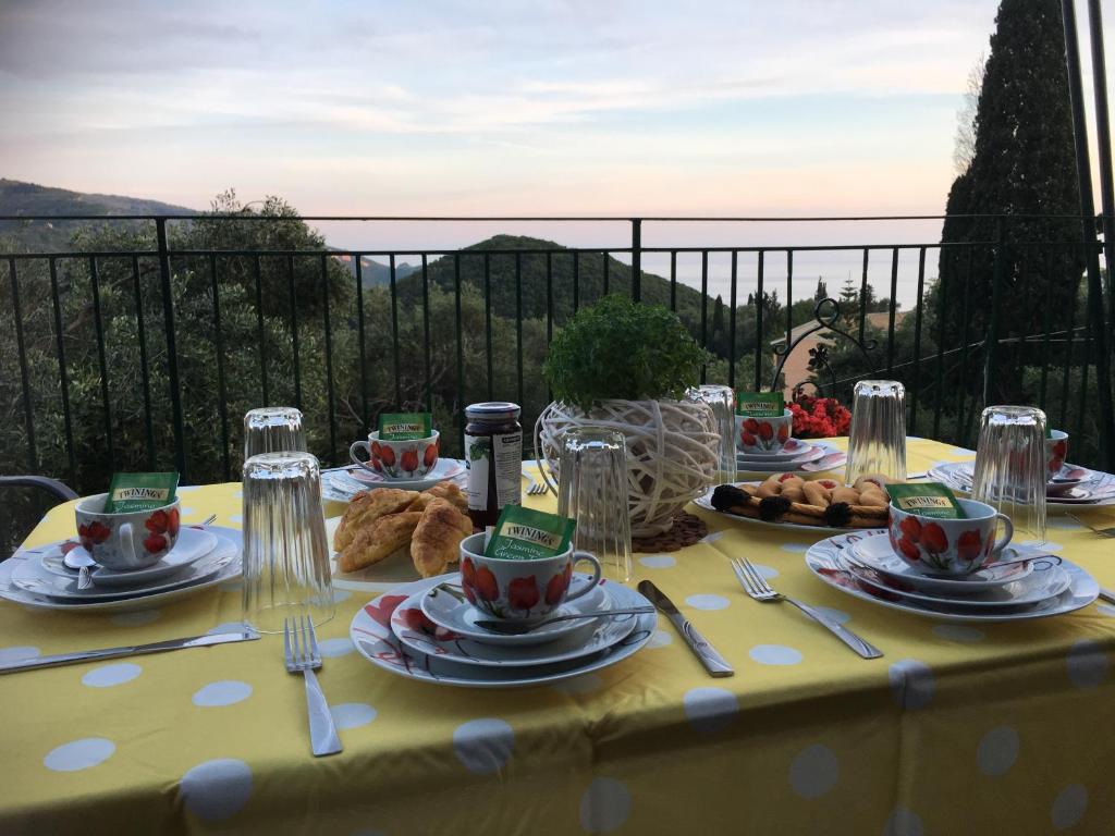 帕莱欧卡斯提撒Villa Angelo的一张桌子,上面有黄色的桌布,上面有食物